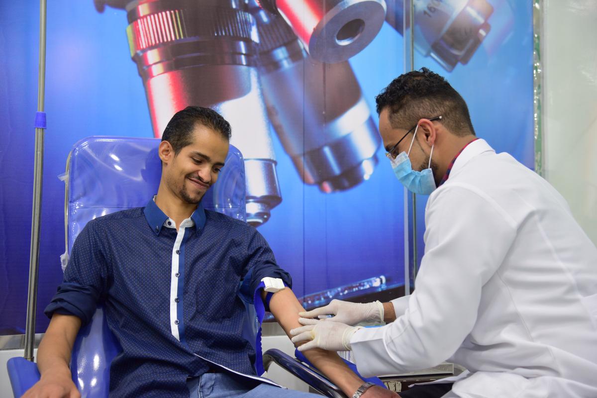 فريق مختبرات العولقي أثناء العمل